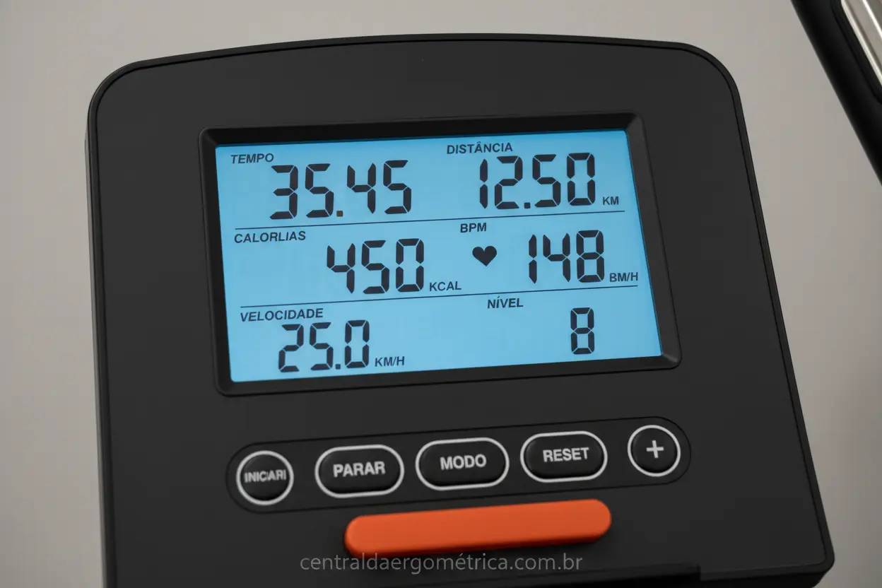 Painel digital de bicicleta ergométrica mostrando dados de treino.